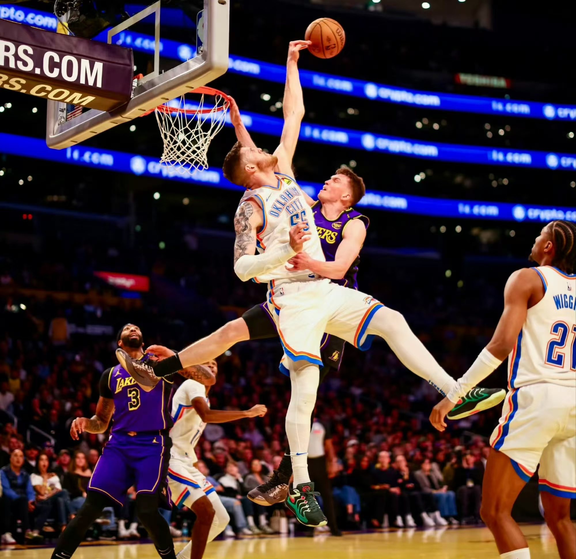NBA球员表现出色激动球迷